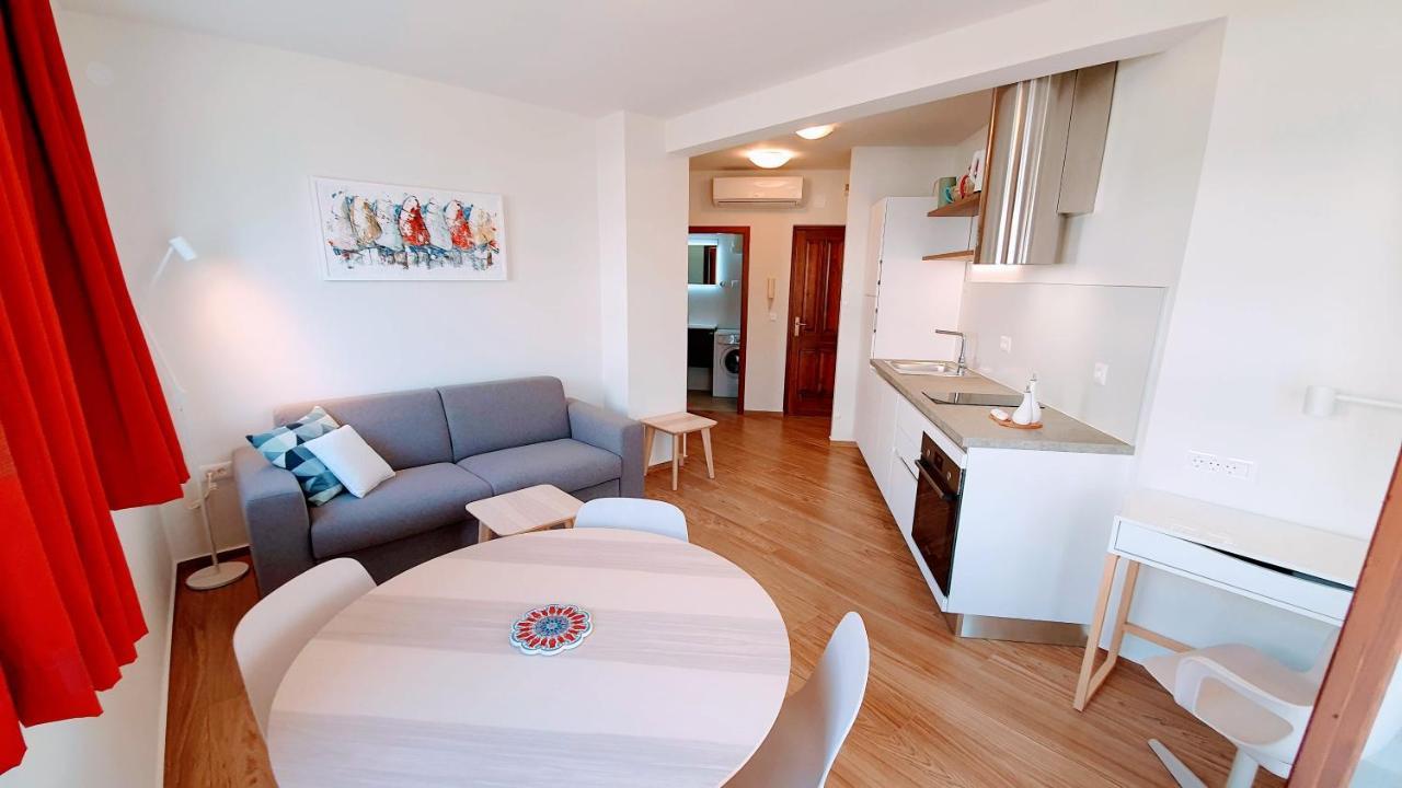 Luxury Apartment - Few Minutes From The Sea Porec Exterior photo
